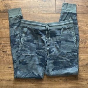 Women’s waffle knit joggers camo size large